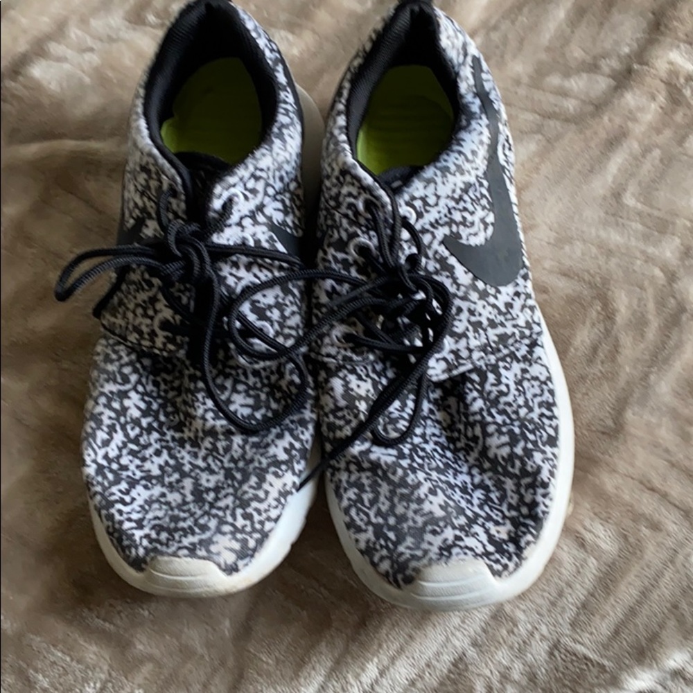 Nike tennis shoes-size 7 good condition